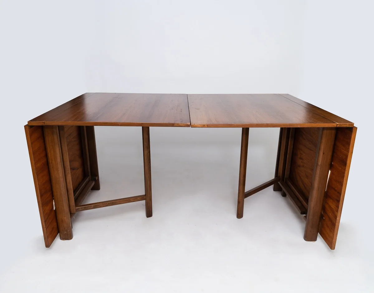 Folding table